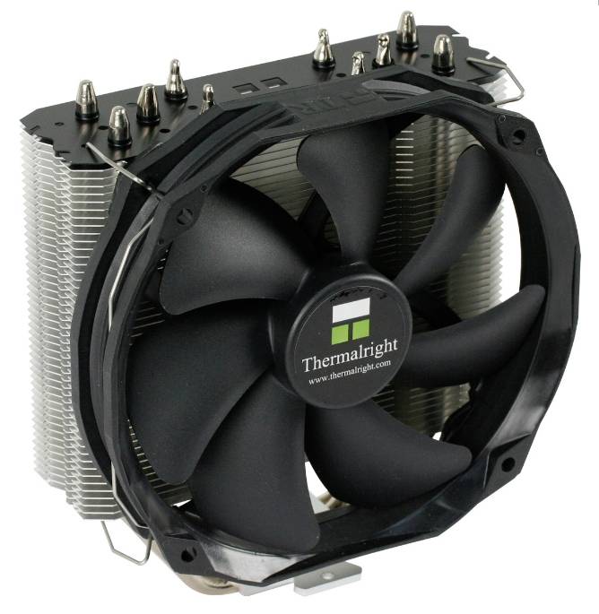 Een CPU-koeler met een grote zwarte ventilator en aluminium koelribben, ontworpen voor warmteafvoer in computerbehuizingen.
