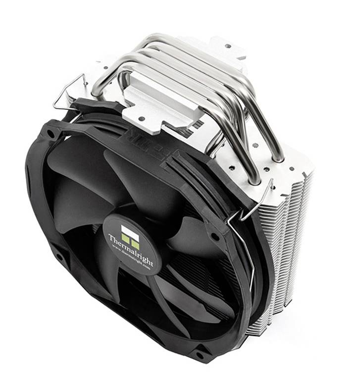 Een CPU-koeler met meerdere heatpipes en een grote ventilator aan de voorkant. Het ontwerp ondersteunt de afvoer van warmte van de processor.