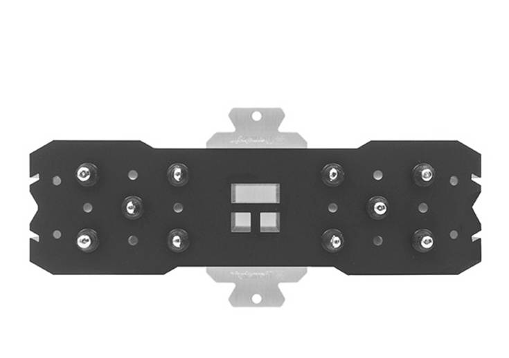 Metalen plaat met symmetrische gaten en openingen, waarschijnlijk bedoeld voor het bevestigen of monteren van elektronische componenten.
