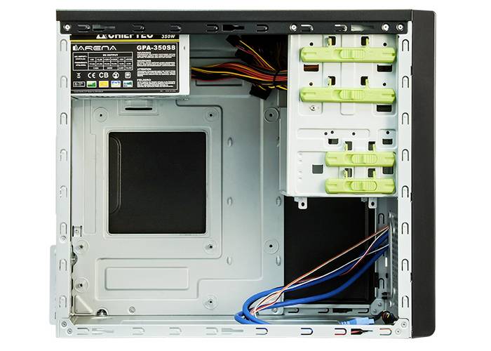 Open computerbehuizing toont het binnenste met ingebouwde voeding, kabels en schijfstations.