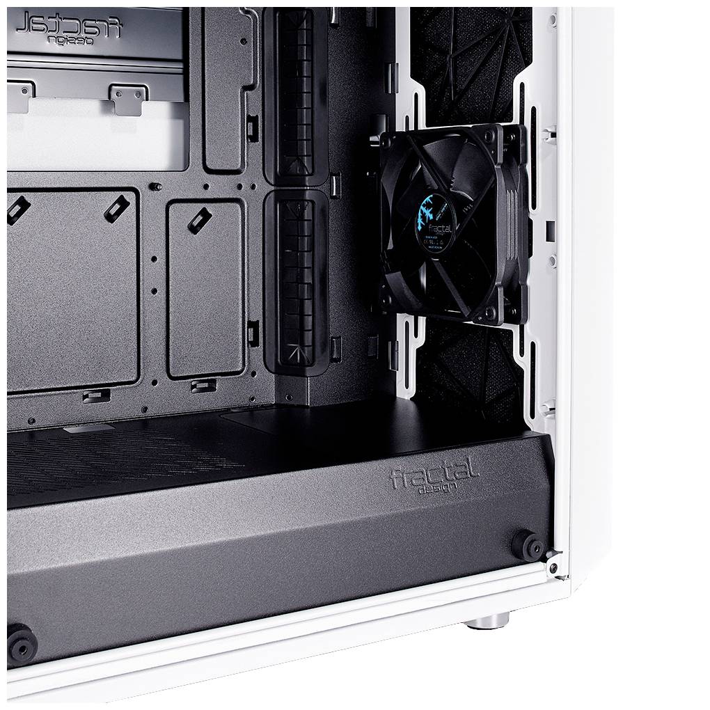 Een leeg computerbehuizing met een open zijpaneel toont meerdere inbouwplaatsen voor hardwarecomponenten en een geïnstalleerde ventilator.