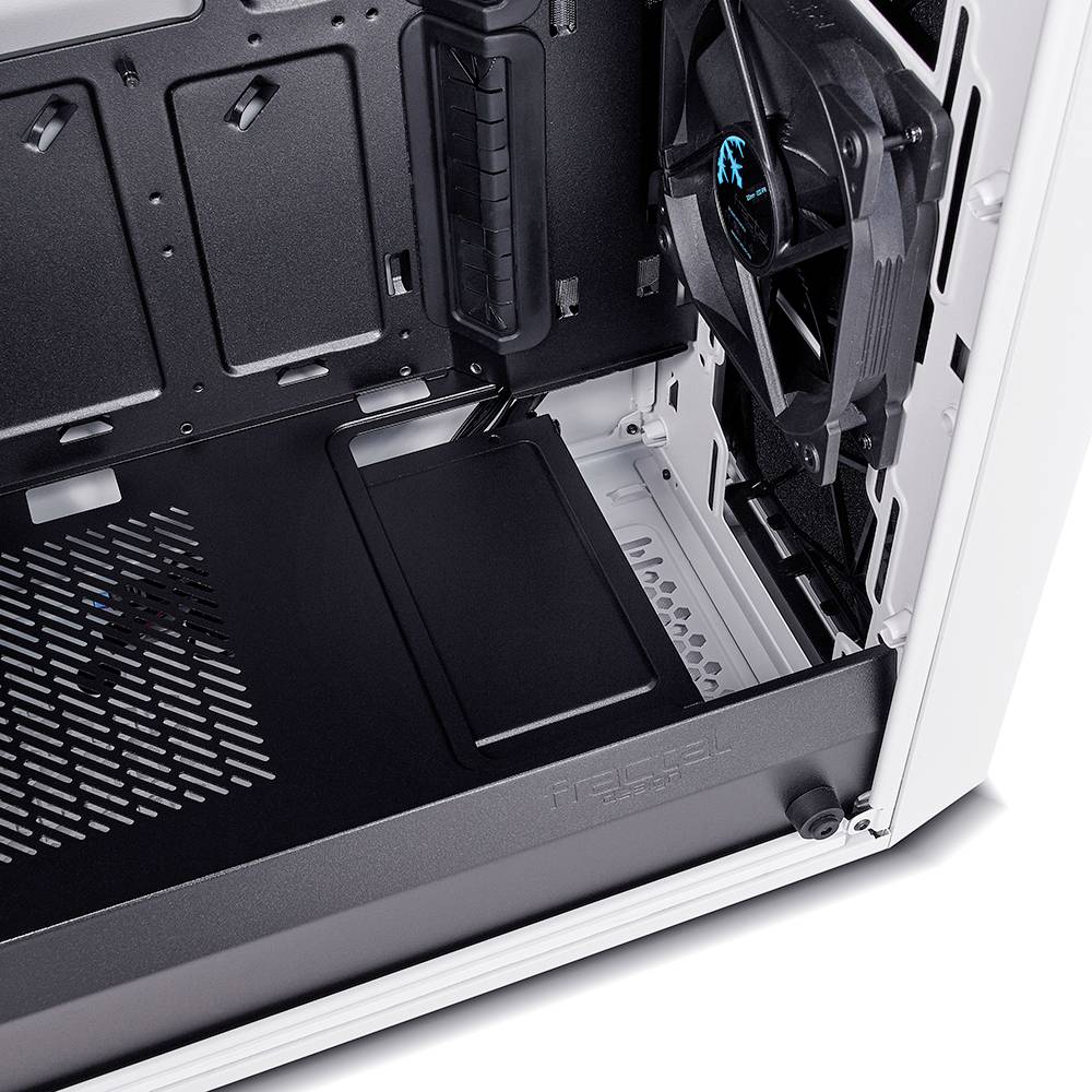 Leeg computerbehuizing met geïnstalleerde ventilator aan de achterwand. Bevat geen andere hardwarecomponenten.