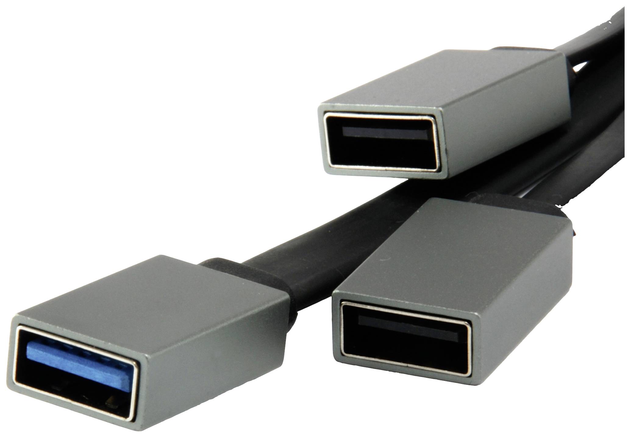 Drie verwarde USB-kabels met verschillende gekleurde aansluitingen, uitgelijnd op een witte ondergrond.