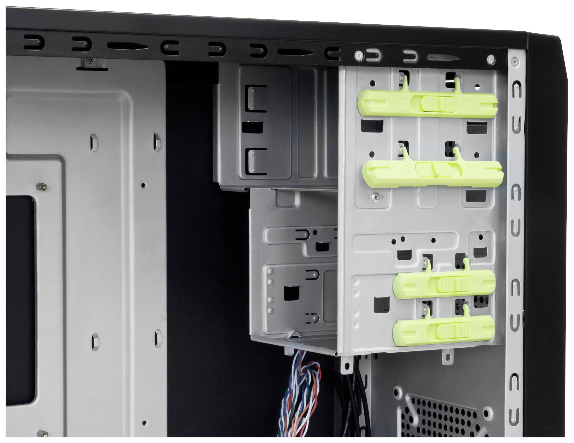 Een open computerbehuizing met zichtbare schijfruimtes en kabels; groene houders in de schachten voor het monteren van harde schijven.