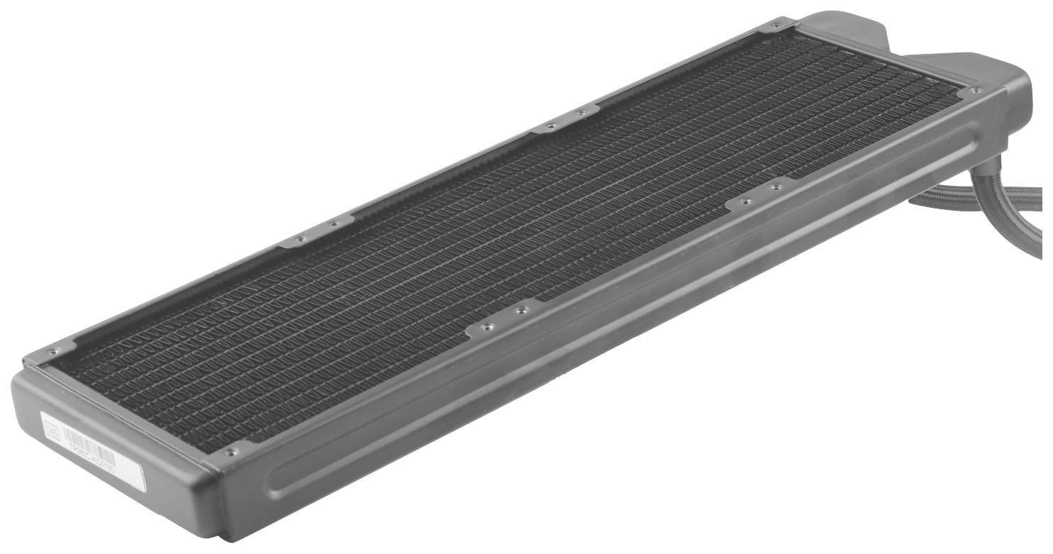Een zwarte rechthoekige computer-waterkoelingsradiator met aansluitkabels aan de zijkant, voor een neutrale achtergrond.