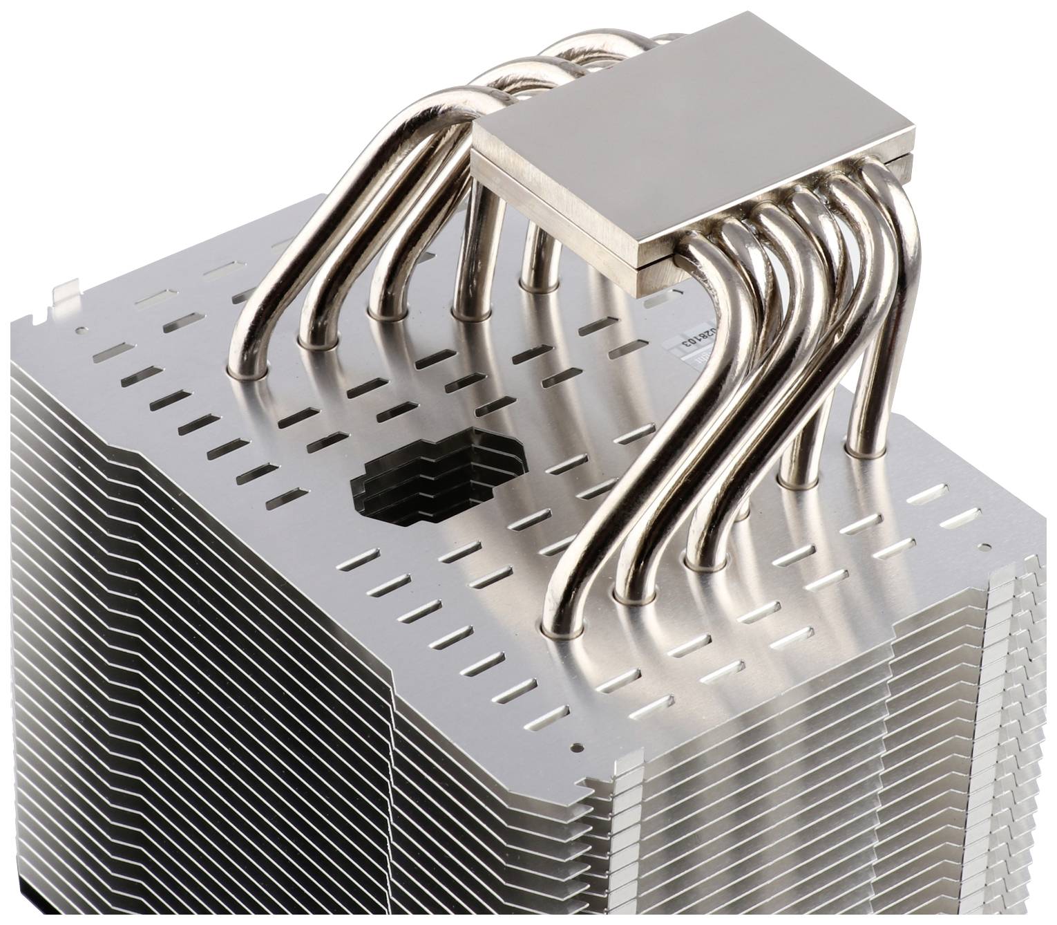 Een CPU-koeler met meerdere metalen lamellen en heatpipes voor warmteafvoer. Hij verbetert de koelprestaties van een computer.