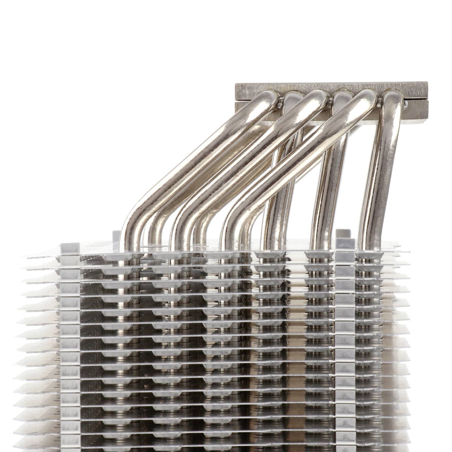 Metalen koellichamen met meerdere vinnen en heatpipes die warmte van elektronische componenten moeten afvoeren.