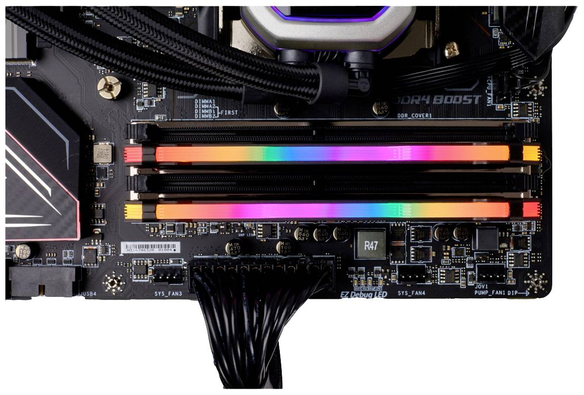 Een moederbord met twee ingebouwde RGB-RAM-modules die in regenboogkleuren oplichten. Er zijn verschillende aansluitingen en kabels zichtbaar.