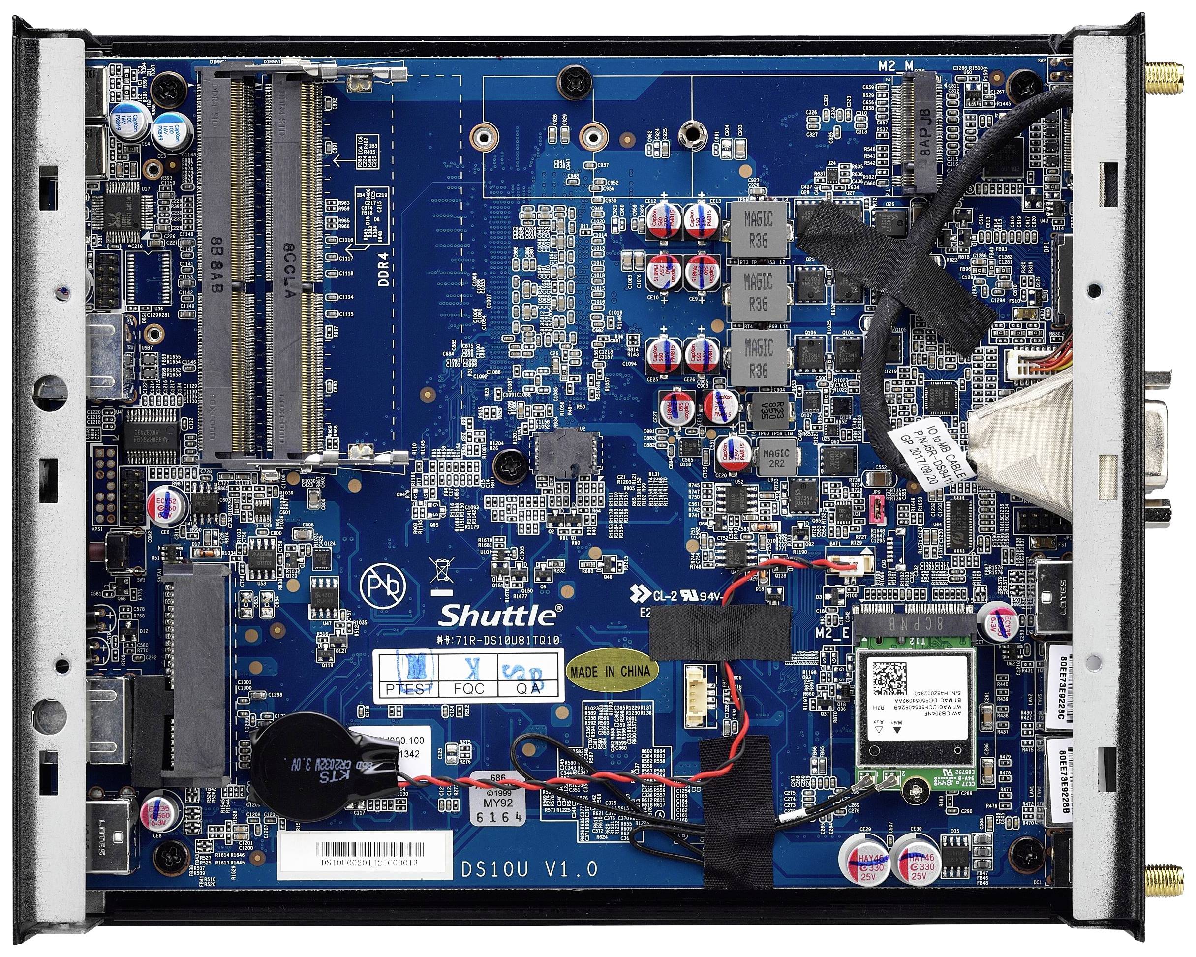 Een computermoederbord met verschillende elektronische componenten en aansluitingen op een blauwe printplaat.