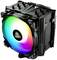 Een zwarte pc-koeler met een verlichte, meerkleurige LED-ventilator. Gedomineerd door de kleuren blauw, groen en rood.