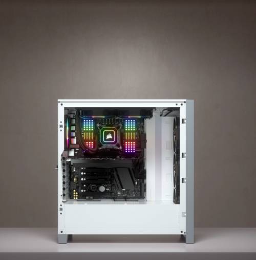 Een geopende computerbehuizing onthult de interne hardware, waaronder een verlicht moederbord met kleurrijke LED-verlichting.
