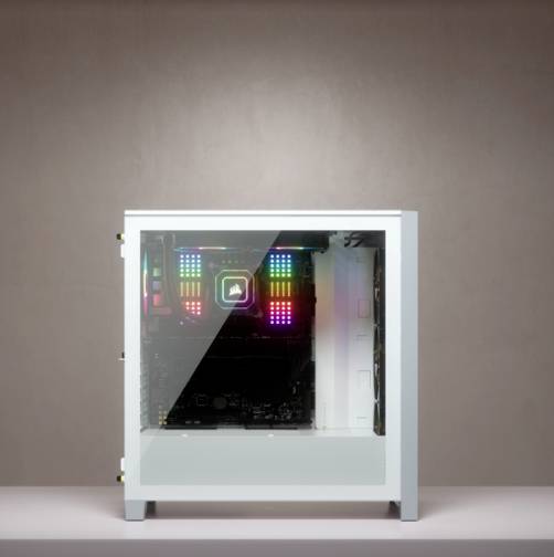 Een witte pc met een transparante behuizing toont RGB-verlichte componenten aan de binnenkant, tegen een eenvoudige, bruine achtergrond.