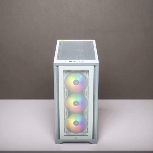 Een wit pc-behuizing met drie zichtbare, boven elkaar gemonteerde ventilatoren die zijn verlicht in regenboogkleuren.
