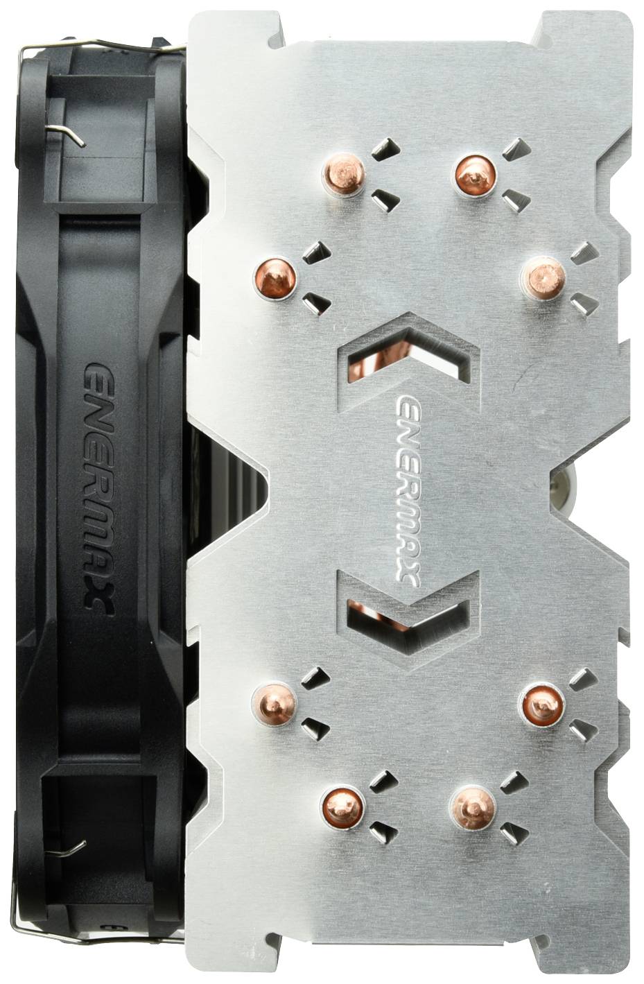 Een zilveren CPU-koeler met zwarte ventilatoren en koper heatpipes. Daarop staat 'ENERMAX'.