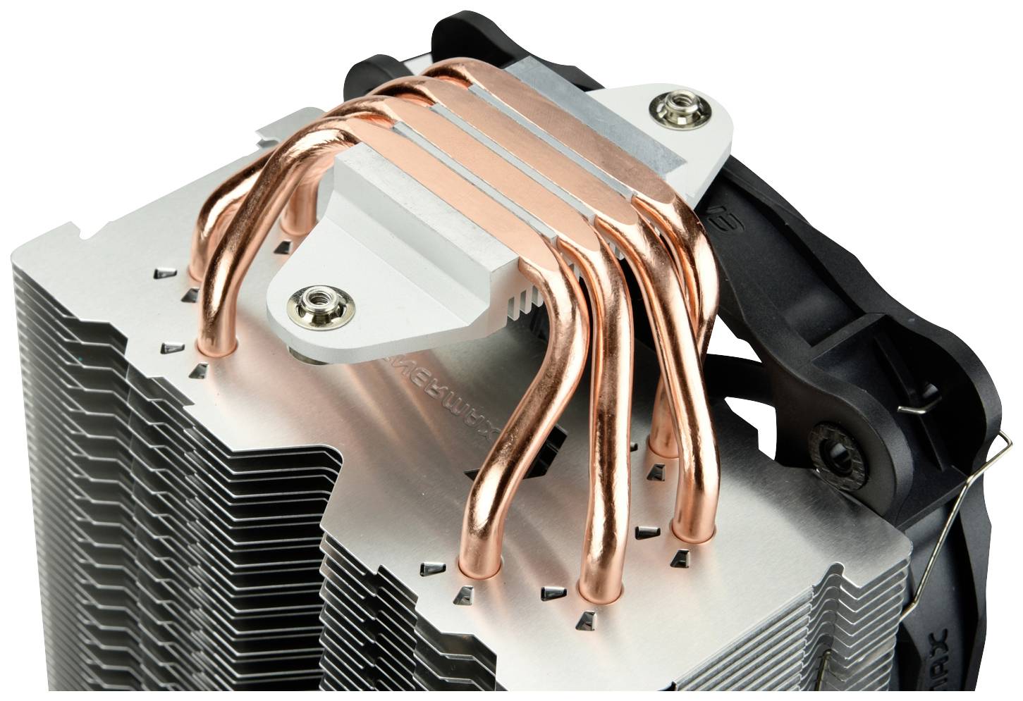 Een CPU-koeler met meerdere koperen heatpipes en aluminium lamellen, die warmteafvoer in een computerbehuizing mogelijk maakt.