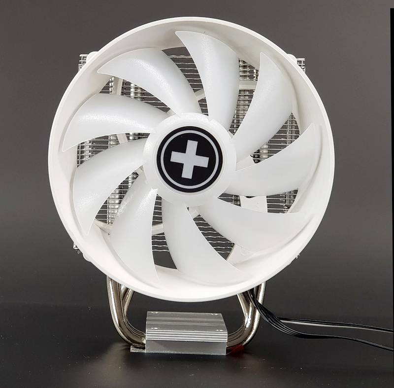 Een witte computerventilator voor een grijze achtergrond. De ventilator heeft zeven vleugels en in het midden staat een zwart plusteken.