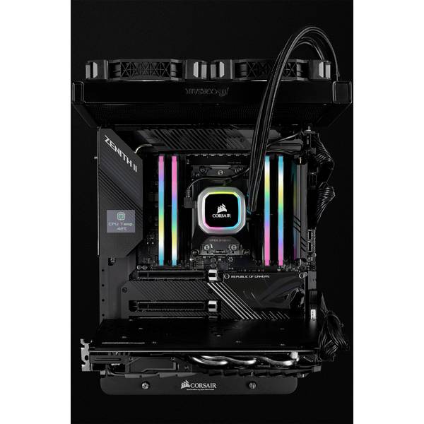 Een open computer met verlichte Corsair-koeling, RGB-RAM en opvallende koelribben op een zwart moederbord.