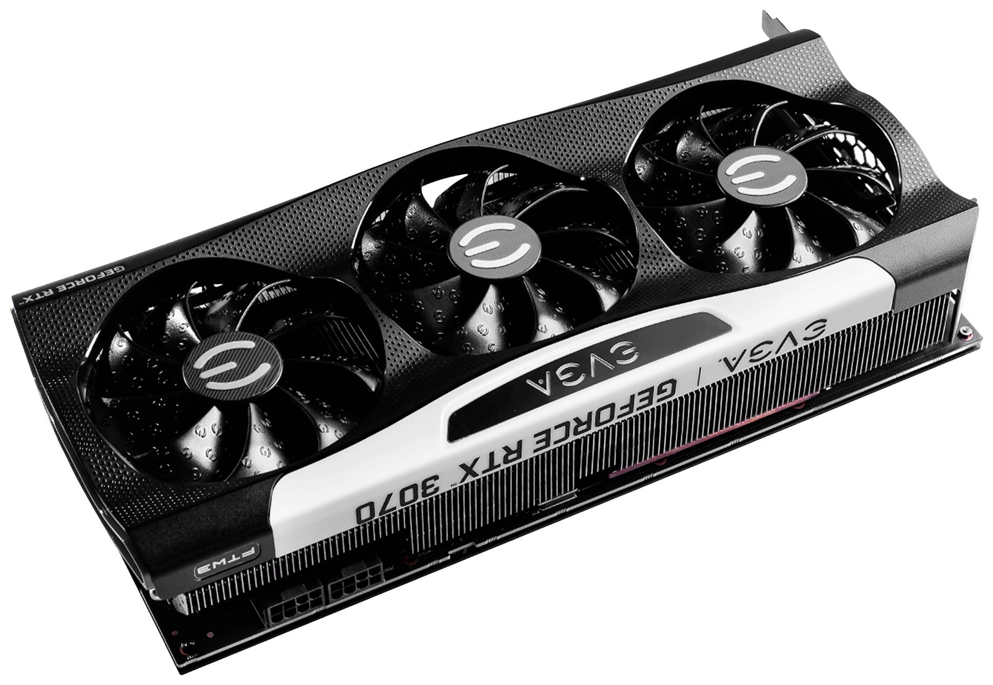 Videokaart met drie ventilatoren, zwarte behuizing en witte tekst 'EVGA GeForce RTX 3070'. Geschikt voor krachtig gamen.
