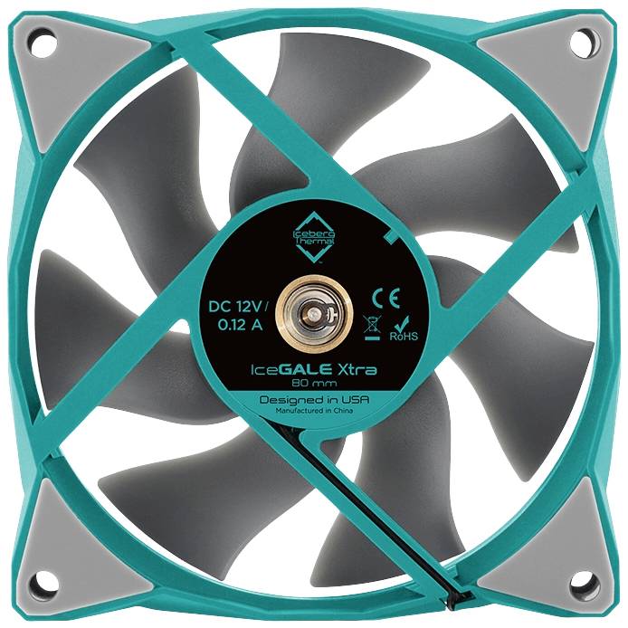 Een vierkante ventilator met zeven grijze bladen, turquoise frame, aanduiding 'IceGALE Xtra 60 mm', Ontworpen in de VS.