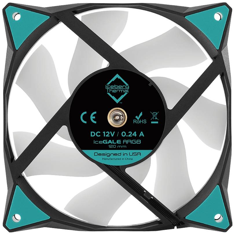 Een computerventilator met een wit behuizing en zwarte randen. Met groene markeringen op de hoeken en een sticker met technische specificaties.