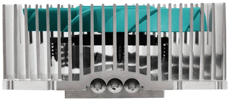 Koellichaam met zilveren lamellen en een onderliggende groene ventilator. Zorgdragen voor warmteafvoer van elektronische componenten.