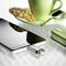 Smartphone met USB-stick, naast een groene mok met een koekje en een groen notitieboekje op een tafel.