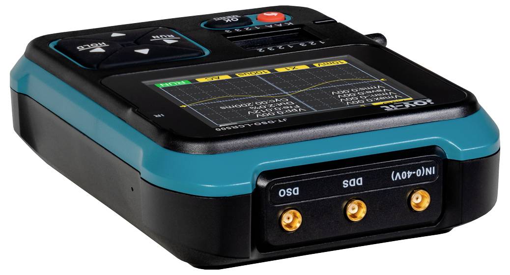 Een digitaal multimeter met een display dat verschillende meetmodi weergeeft, en drie ingangsporten voor verschillende metingen.