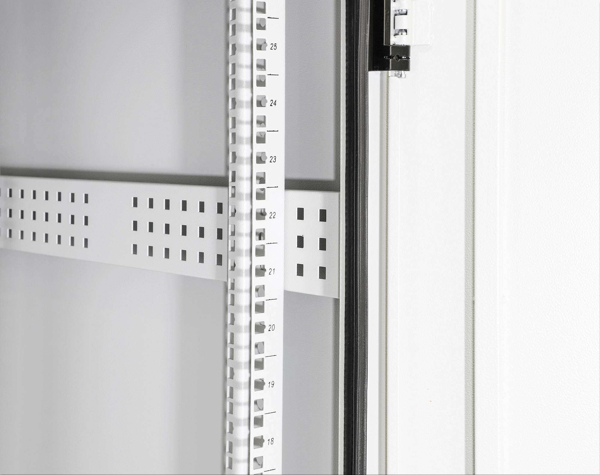 Een lege witte serverbehuizing met een zijdelings rack-insteekprofiel en geperforeerde plaat voor kabelbeheer.