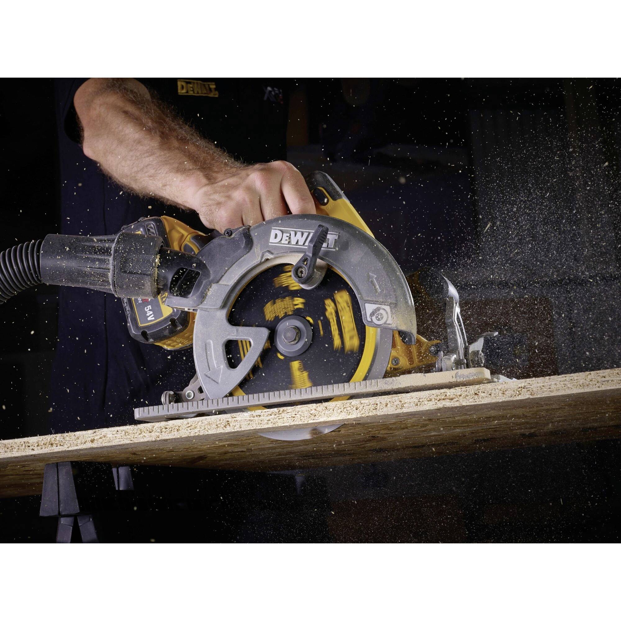 Een persoon zaagt hout met een cirkelzaag, waarbij houtspaanders rondvliegen.
