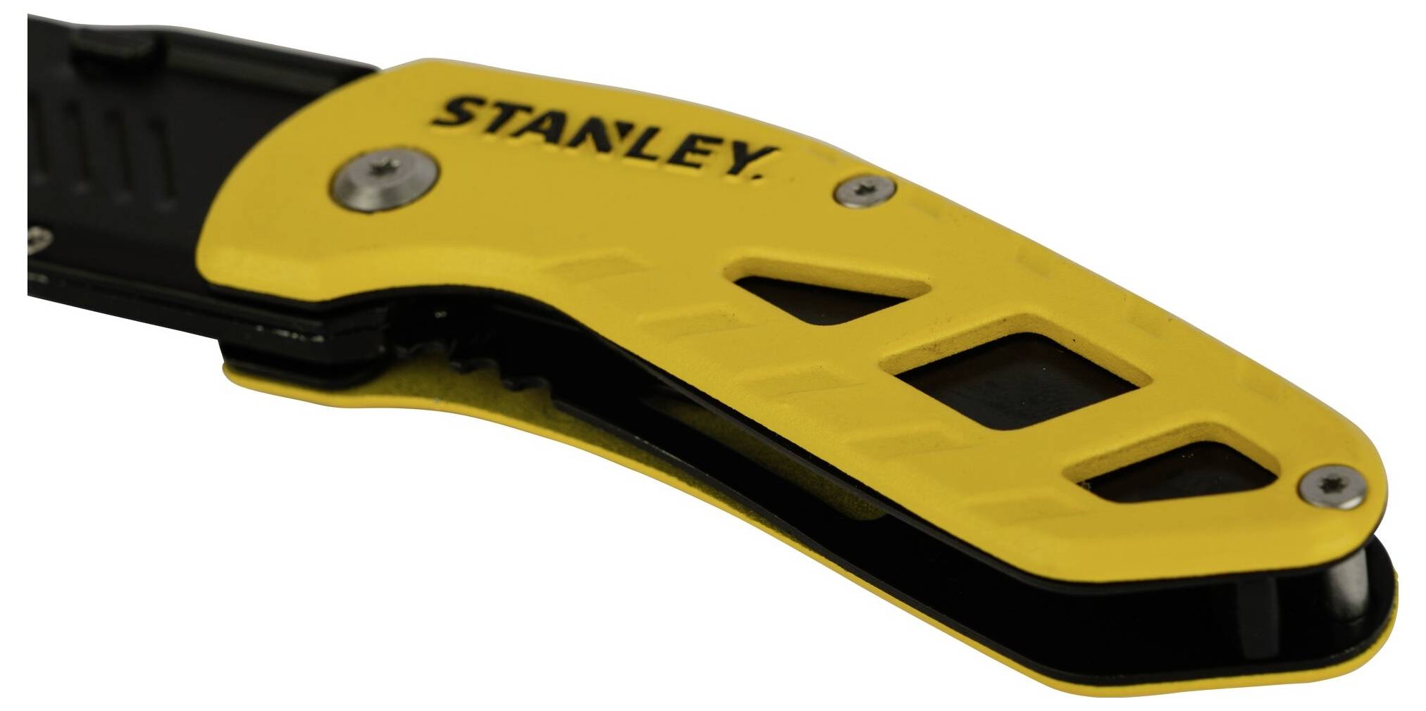 Geel Stanley-mes met zwarte handgreep en metalen klinknagels, gedeeltelijk opengevouwen.
