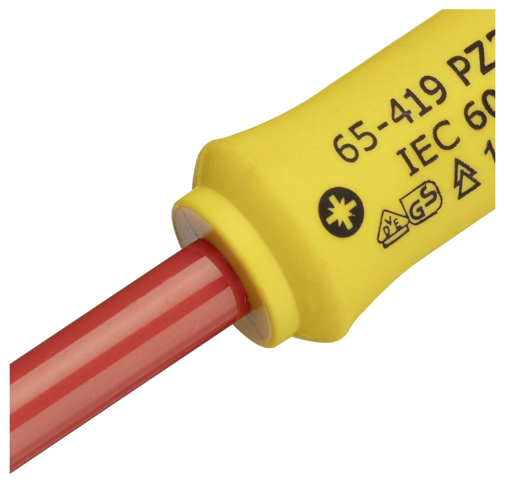 Een geel gereedschap met een rode punt, waarop veiligheidslabels en IEC-nummers ter kwaliteitsaanduiding zijn gedrukt.
