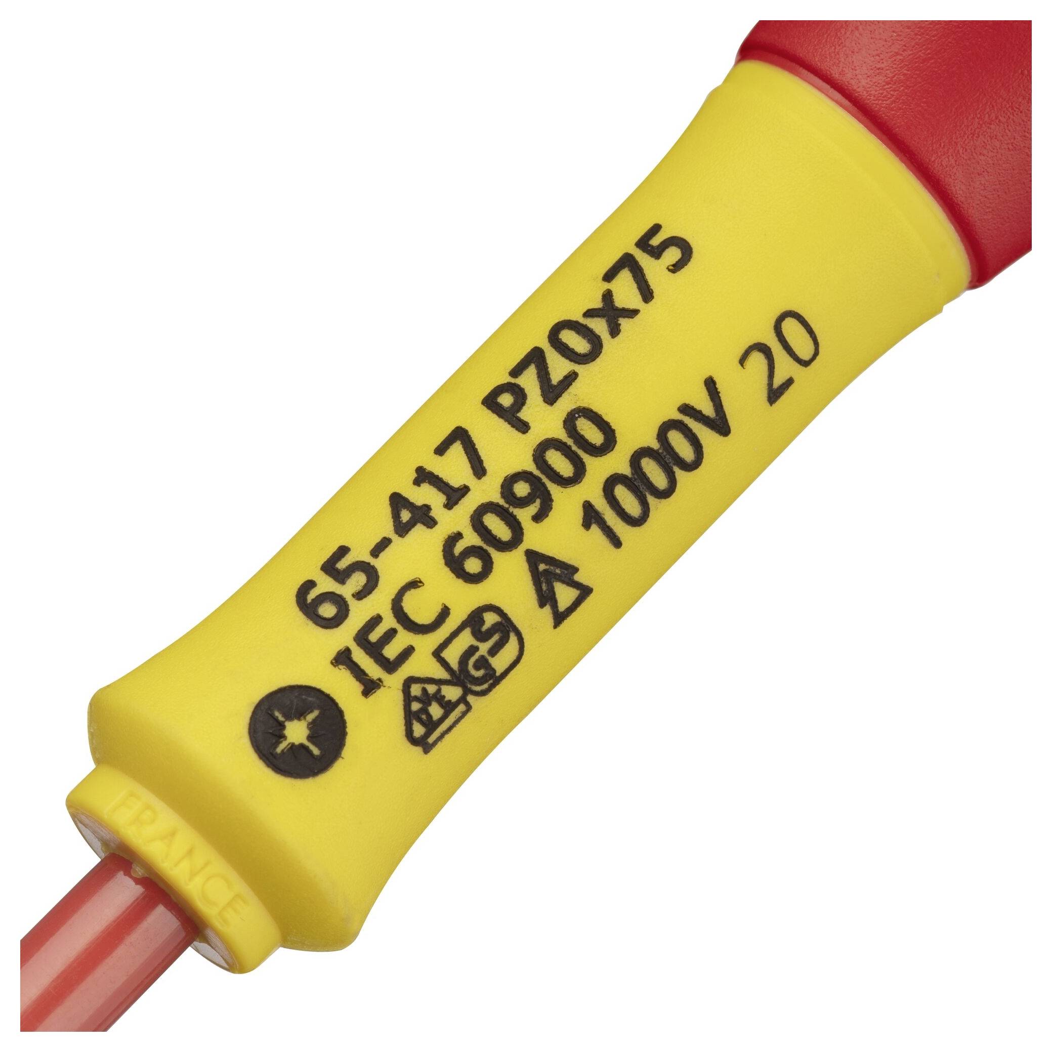Close-up van een schroevendraaier met een gele handgreep. Opdruk vermeldt '65-417 PZ0x75', 'IEC 60900', '1000V 20'. Geschikt voor werkzaamheden tot 1000 volt.