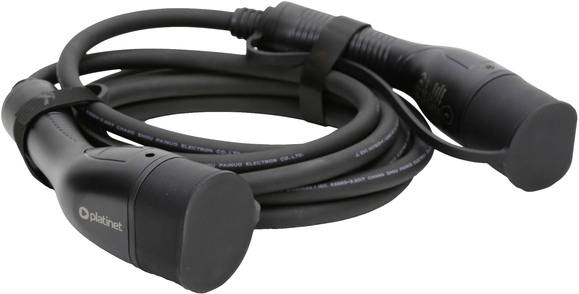 Elektrische voertuiglaadkabel met twee stekkers, opgerold en vastgemaakt met een klittenband. Geschikt voor het opladen van elektrische voertuigen.