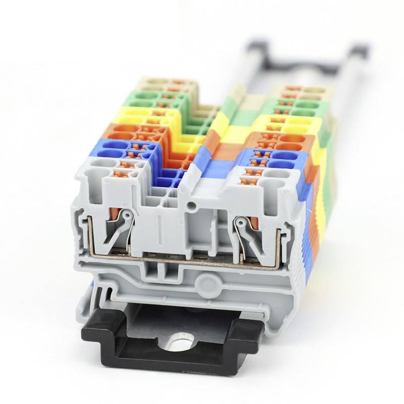 Een kleurgecodeerde elektrische aansluitrail voor installatie en aansluiting van elektrische leidingen in schakelkasten.