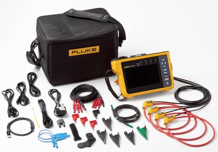 Draagbare elektronische meetapparatuur met display, meerdere kabels en klemmen. Zwarte draagtas met logo op de achtergrond.