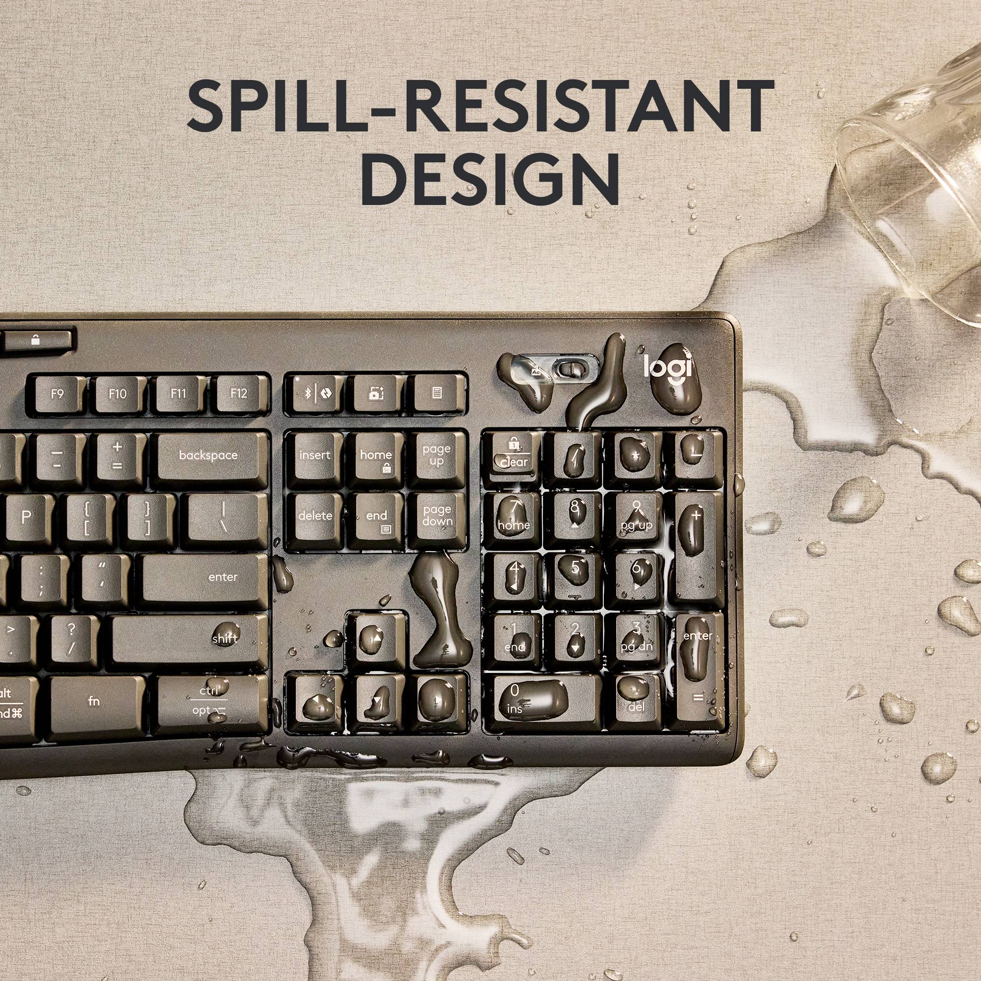 Toetsenbord besproeid met water. Tekst: 'Spatwaterbestendig ontwerp'.