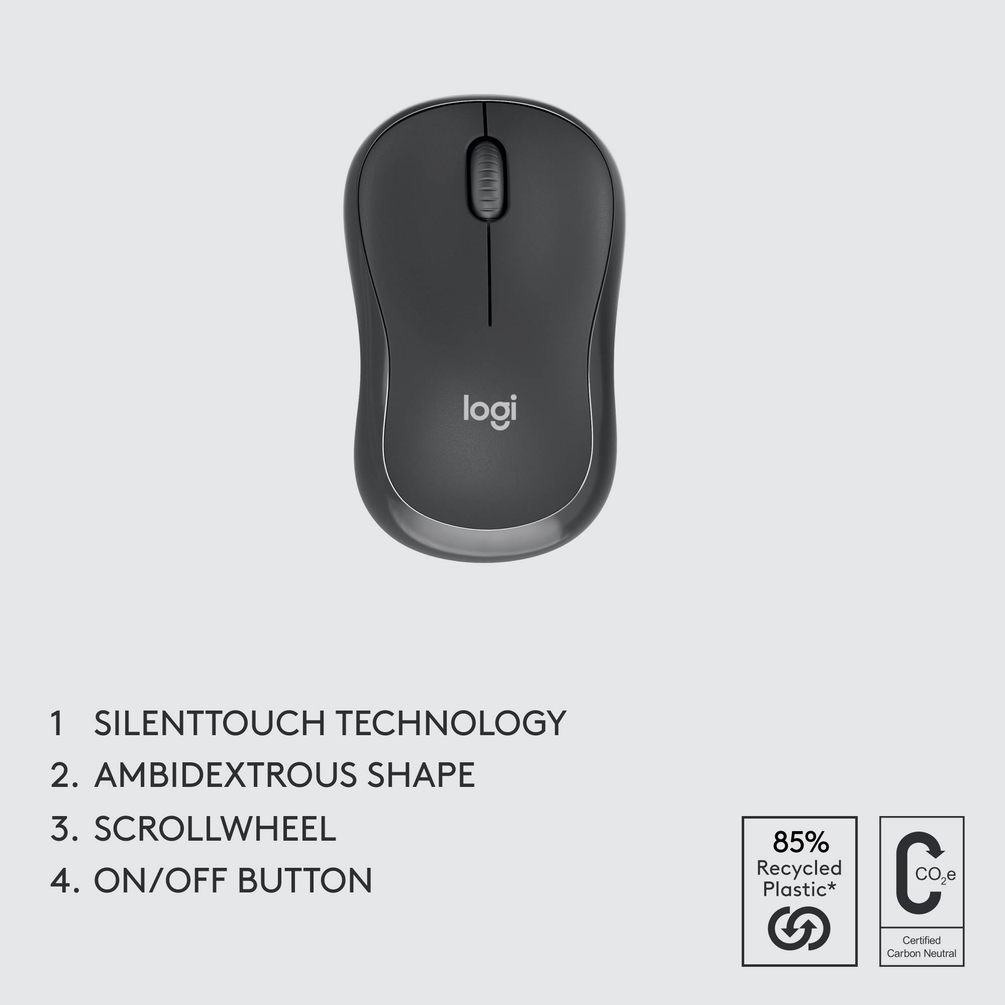 Een zwarte computermuis met de opdruk 'logi'. Kenmerken: SilentTouch-technologie, geschikt voor links- en rechtshandigen, scrollwiel, aan/uit-knop. 85% gerecycled plastic.
