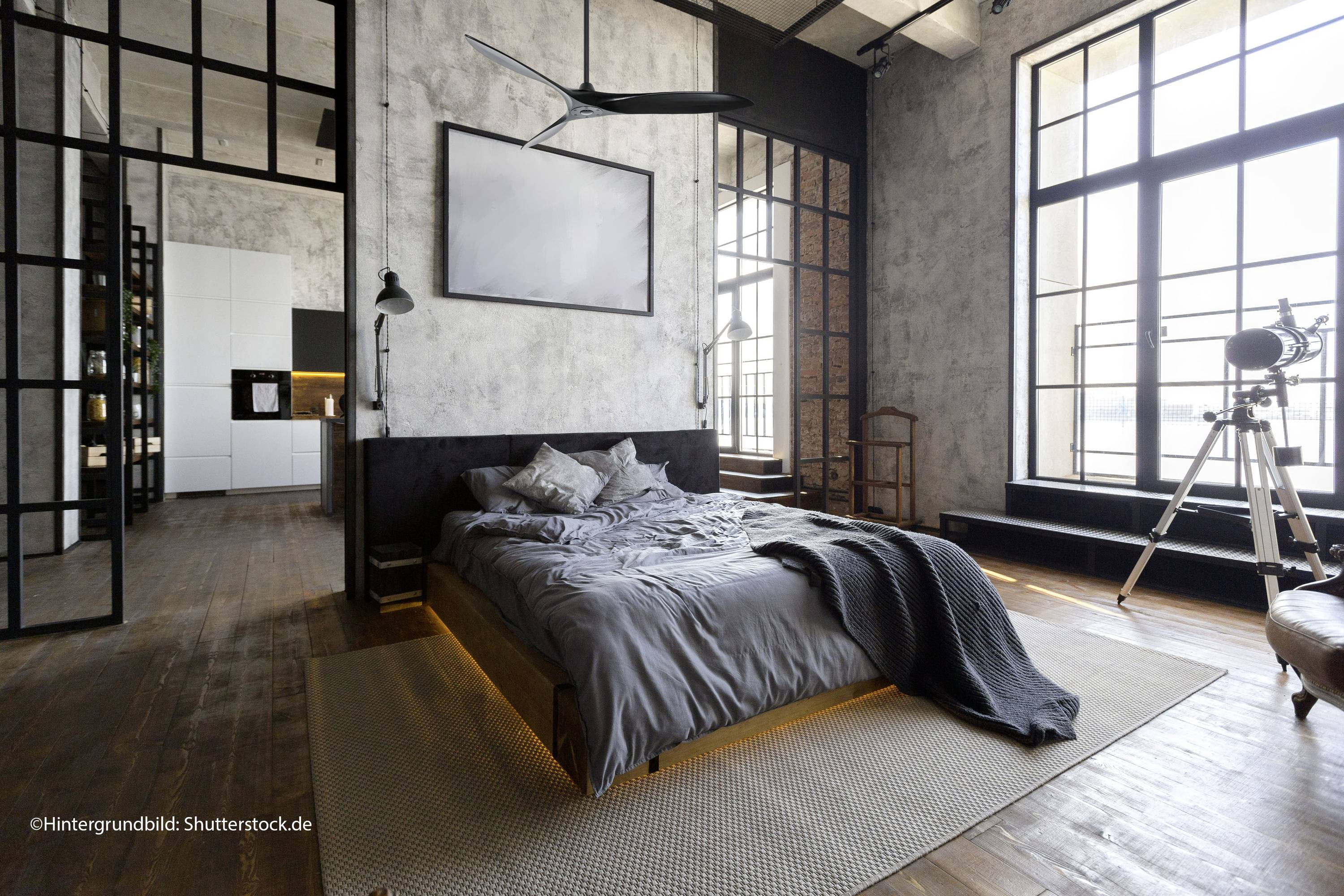 Een modern slaapkamer met grijze beddengoed, grote ramen en een telescoop in de hoek. Een industriële stijl domineert de ruimte.