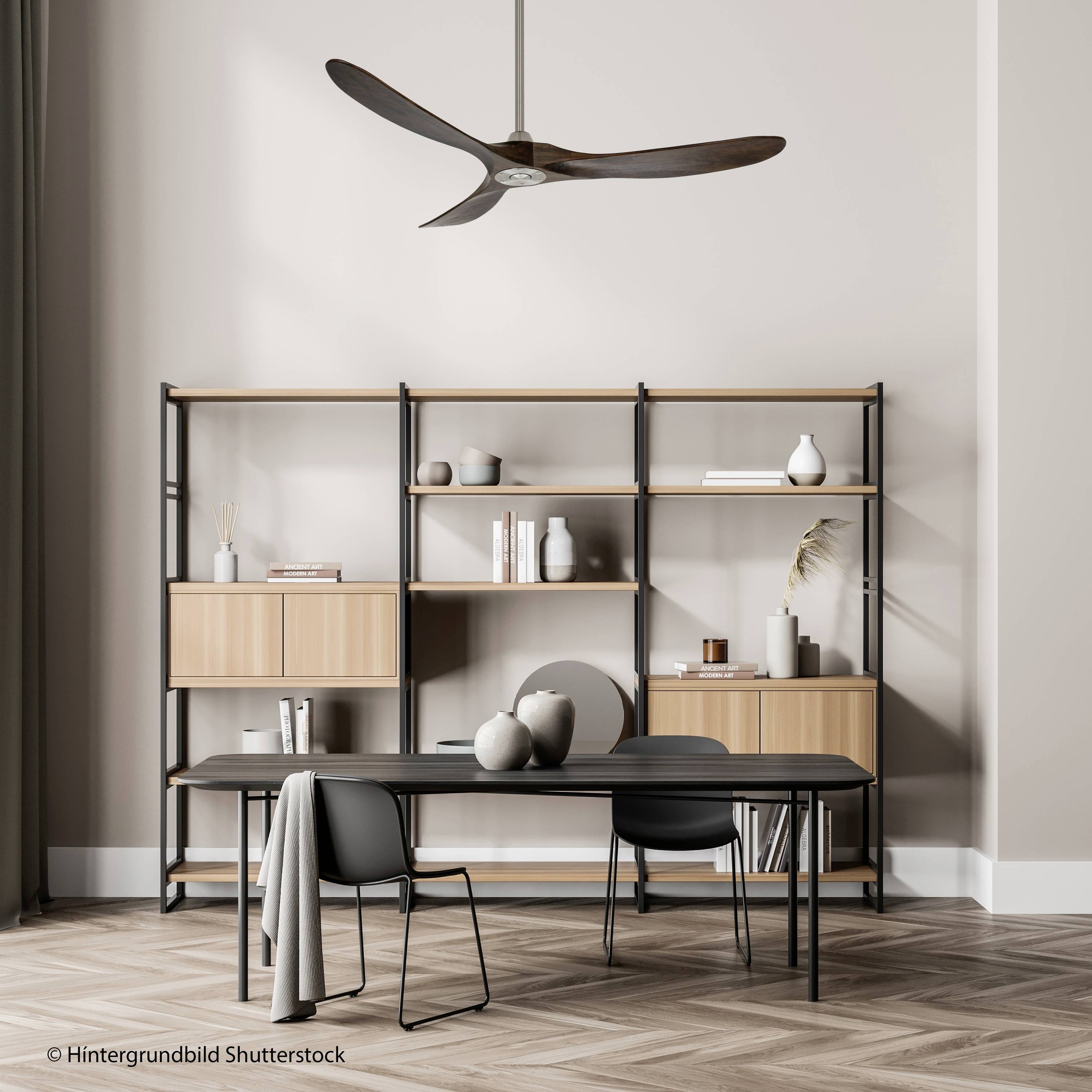 Een modern eetkamer met een houten tafel, drie stoelen en een rek op de achtergrond. Een plafondventilator hangt aan het plafond.