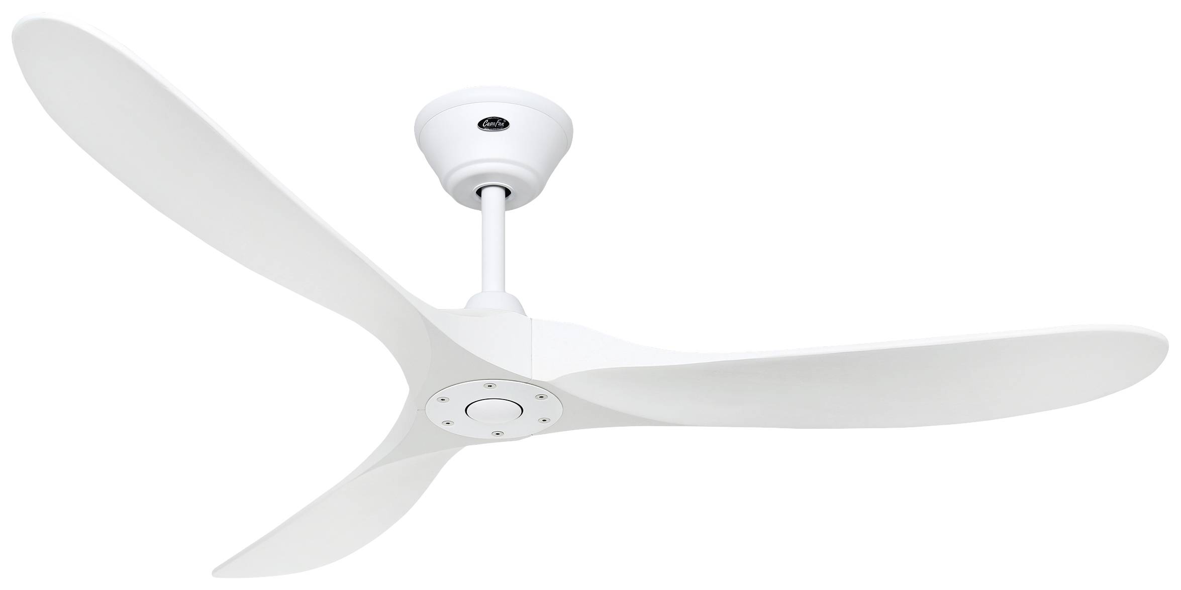 Een witte plafondventilator met drie vleugels, gemonteerd aan een korte stang, voor een neutrale achtergrond.