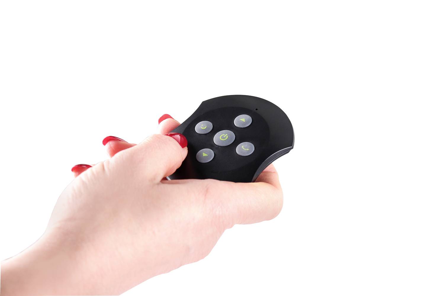 Een hand houdt een zwarte afstandsbediening met vijf knoppen vast. De hand heeft rode nagellak.