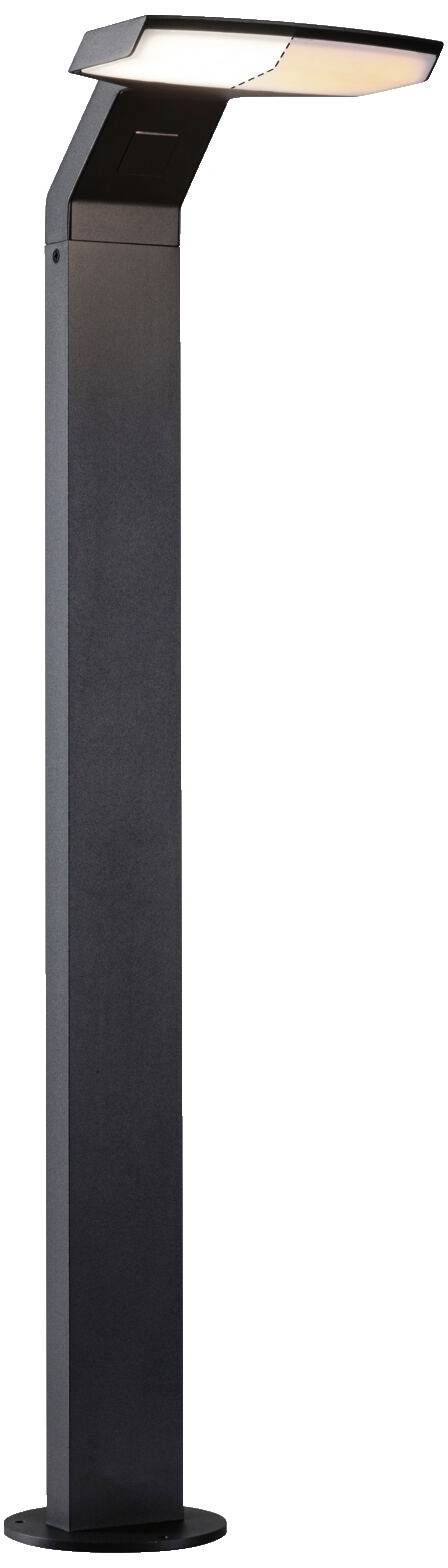Een moderne zwarte staande lamp met een rechthoekige kop die naar voren helt, werpt warm licht.