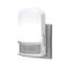 Nachtlamp met bewegingssensor, aangesloten op een wandcontactdoos. Geeft wit licht en heeft een modern, compact design.
