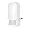 Een witte bewegingssensor-stekkerdoos-adapter voor automatische lichtherkenning, geschikt voor gebruik binnenshuis.