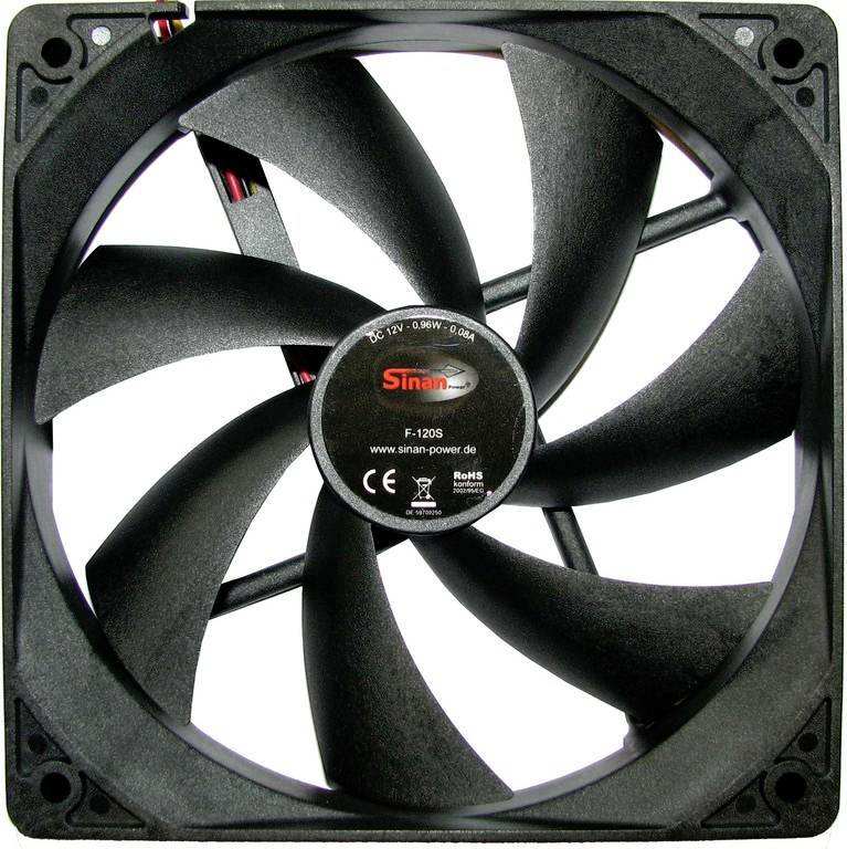 'Zwarte computerventilator met acht schoepen, modelnummer F-120S, spanningsgegevens 12V, fabrikantsnaam Sinan op het etiket.'