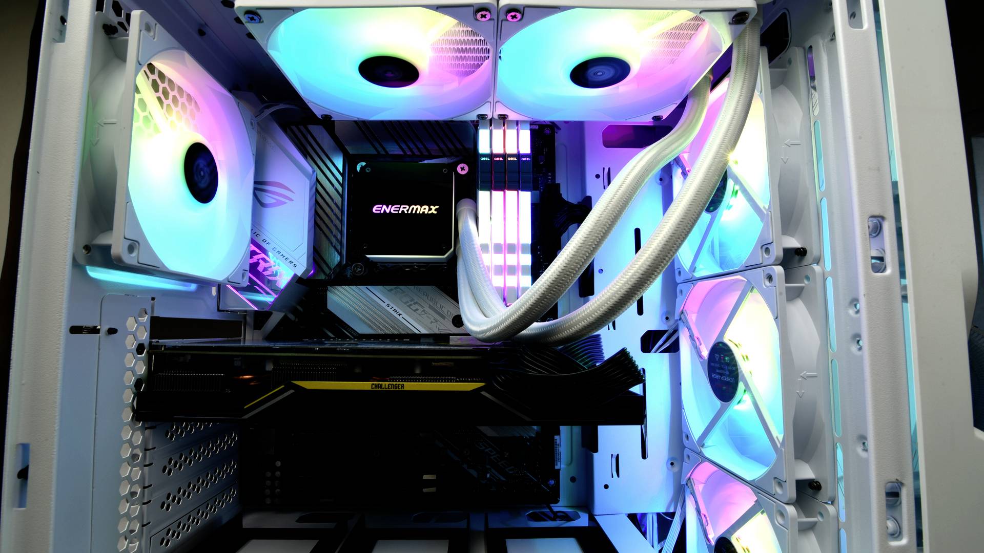 Binnenaanzicht van een computerbehuizing met verlichtende RGB-ventilatoren en kabels, toont een Enermax-koelunit en videokaart.