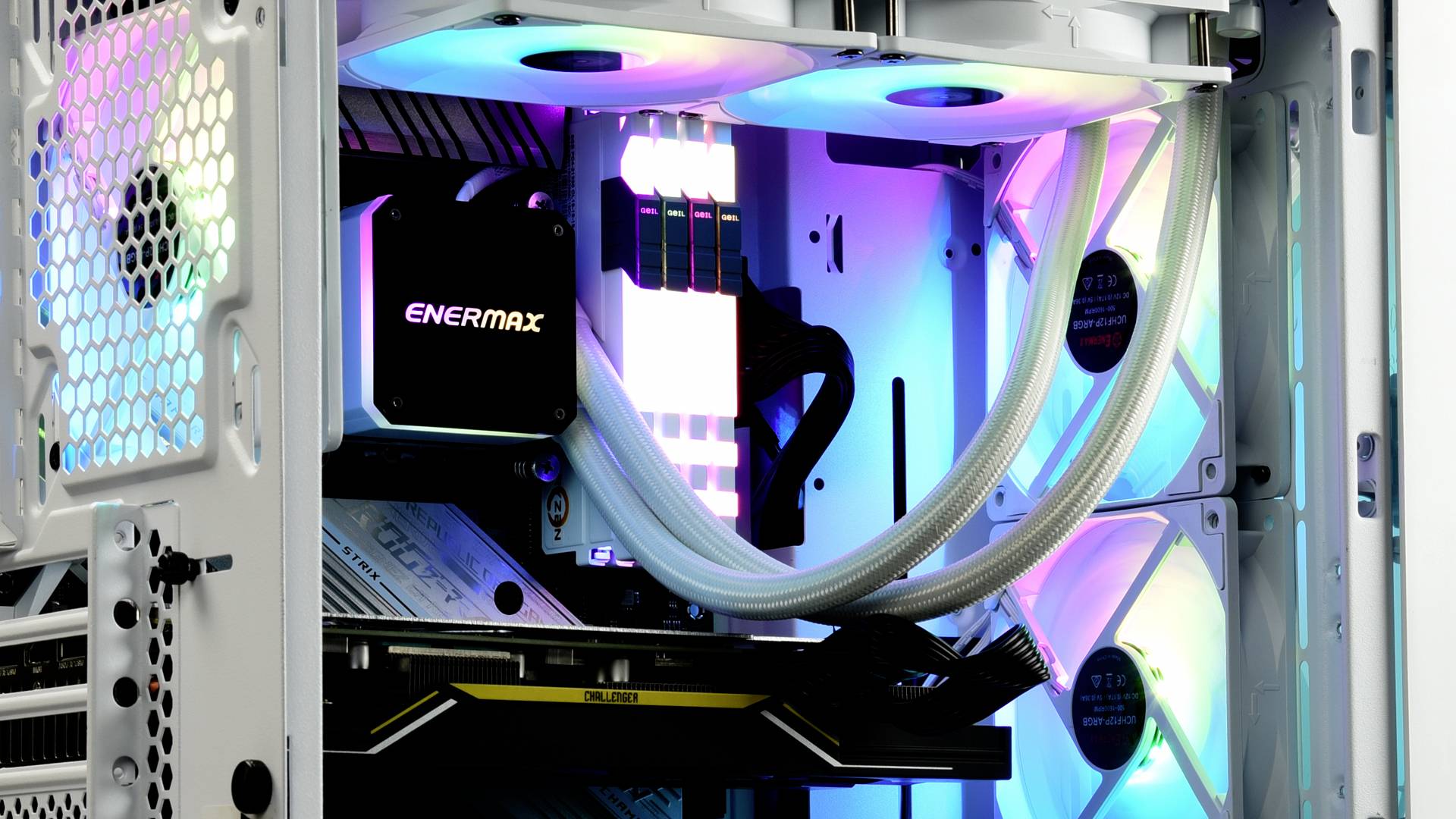 Een computerbehuizing met RGB-verlichting toont verlichte ventilatoren en kabels in het interieur, wat een aantrekkelijke visuele esthetiek biedt.