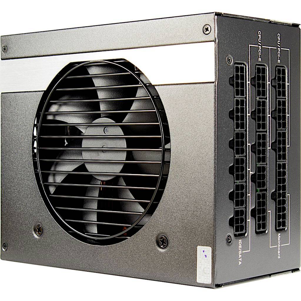 Voeding met ventilator en modulaire aansluitingen, maakt flexibele kabelverbindingen voor computercomponenten mogelijk.