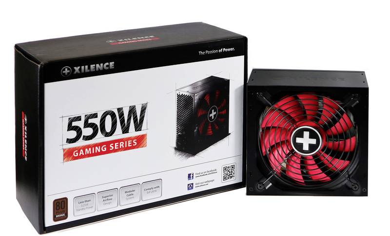 Voedingsunit van het merk Xilence met 550W vermogen uit de Gaming-serie. Verpakking toont afbeelding van het product met rode ventilator.