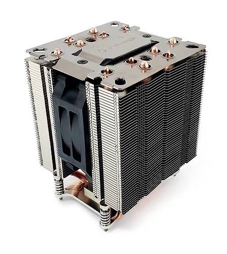 Een grote, rechtopstaande CPU-koeler met koperen heatpipes en aluminium lamellen, geschikt voor krachtige computerprocessoren.